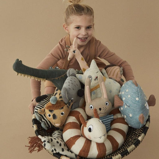 Darling - Baby Benny Cat - Off white / Pale blue par OYOY Living Design - OYOY MINI - Plush Toys & Rattles | Jourès Canada