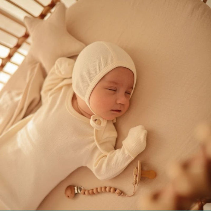 Ribbed Newborn Baby Bonnet - 0-3m - Ivory par Mushie - Accessories | Jourès Canada