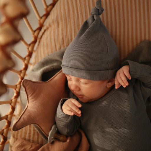 Ribbed Newborn Baby Beanie - 0-3m - Tradewinds par Mushie - Hats, Mittens & Slippers | Jourès Canada