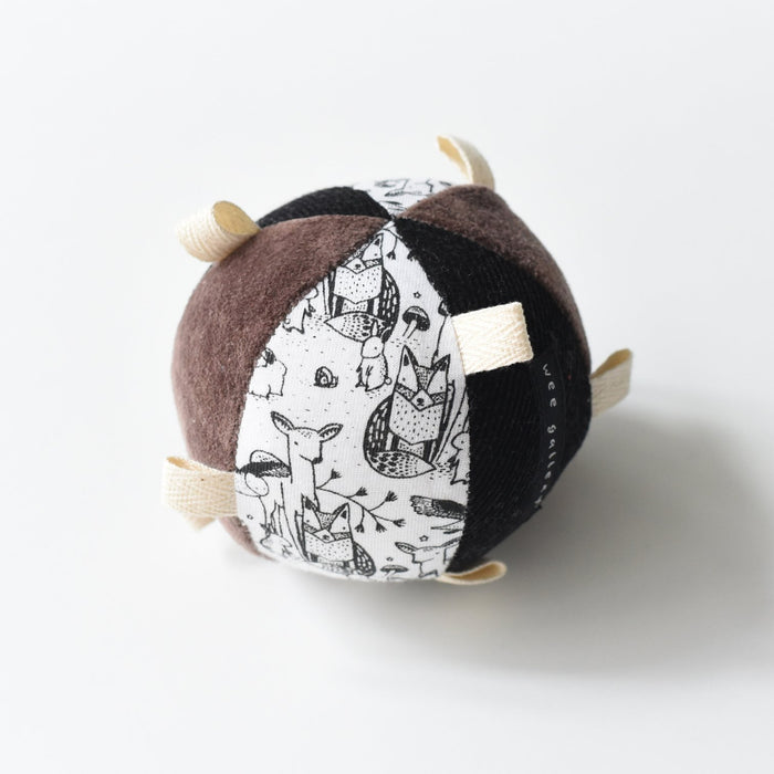 Taggy Ball With Rattle - Woodland par Wee Gallery - Baby | Jourès Canada
